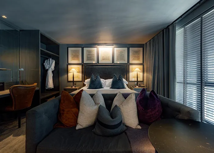 Top Hotels Near West Regent Street, Glasgow