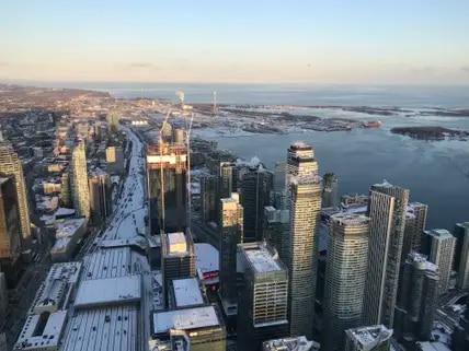 Vom einst höchsten Fernsehturm der Welt, dem CN Tower, blicken Besucher bis über die Grenzen von Toronto hinaus.